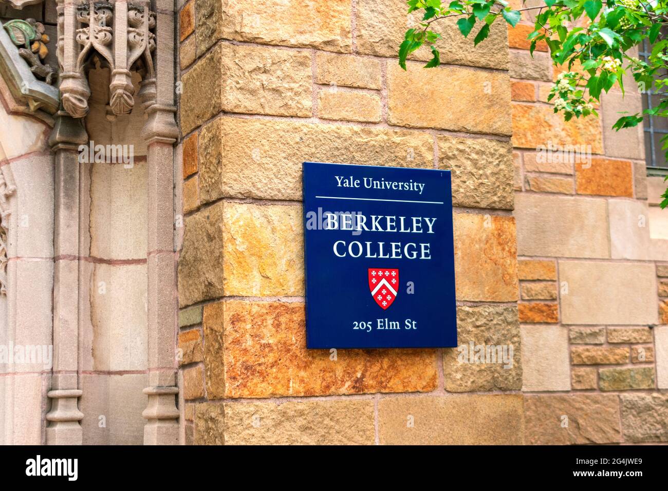 Université de Yale. Panneau Berkeley College et armoiries sur le bâtiment historique 205 Elm Street. - New Haven, Connecticut, États-Unis - 2021 Banque D'Images