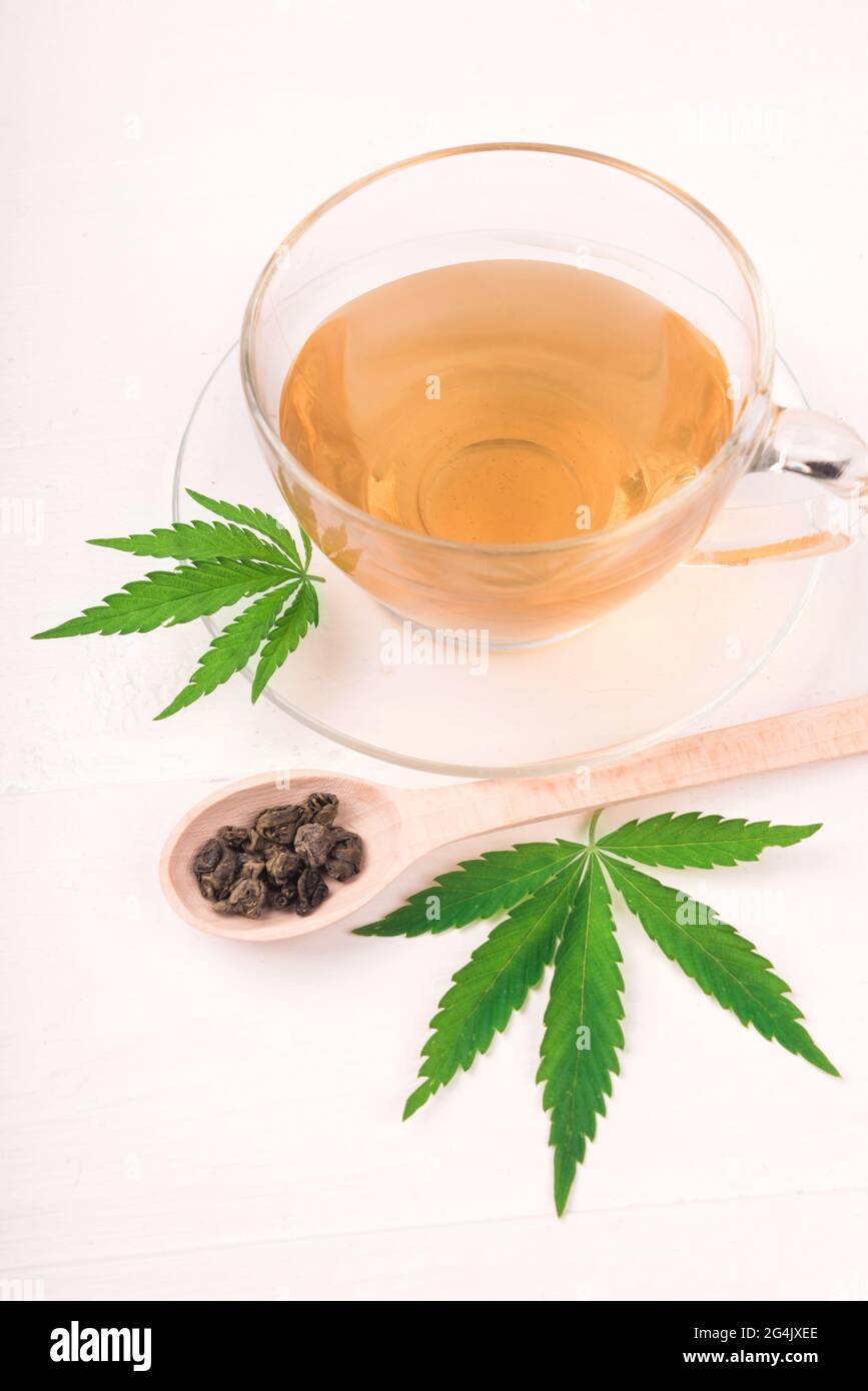 Le Cannabis thé aux herbes et feuilles de marijuana verte Banque D'Images