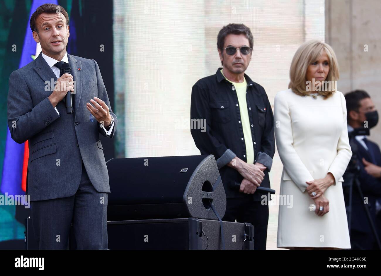 Le président français Emmanuel Macron prononce un discours d'ouverture,  comme son épouse Brigitte Macron et l'interprète français de musique  électronique Jean-Michel Jarre l'écoutent, au début du festival de musique  annuel français «