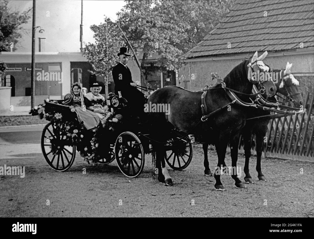 Transport / transport, entraîneur, deux femmes en costumes traditionnels dans un ancien landaeulet, Allemagne, DROITS SUPPLÉMENTAIRES-AUTORISATION-INFO-NON-DISPONIBLE Banque D'Images