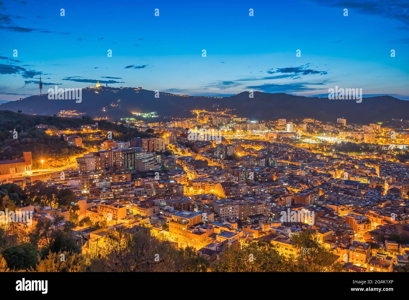 Barcelone Espagne, vue panoramique nocturne de la ville depuis Bunkers del Carmel Banque D'Images