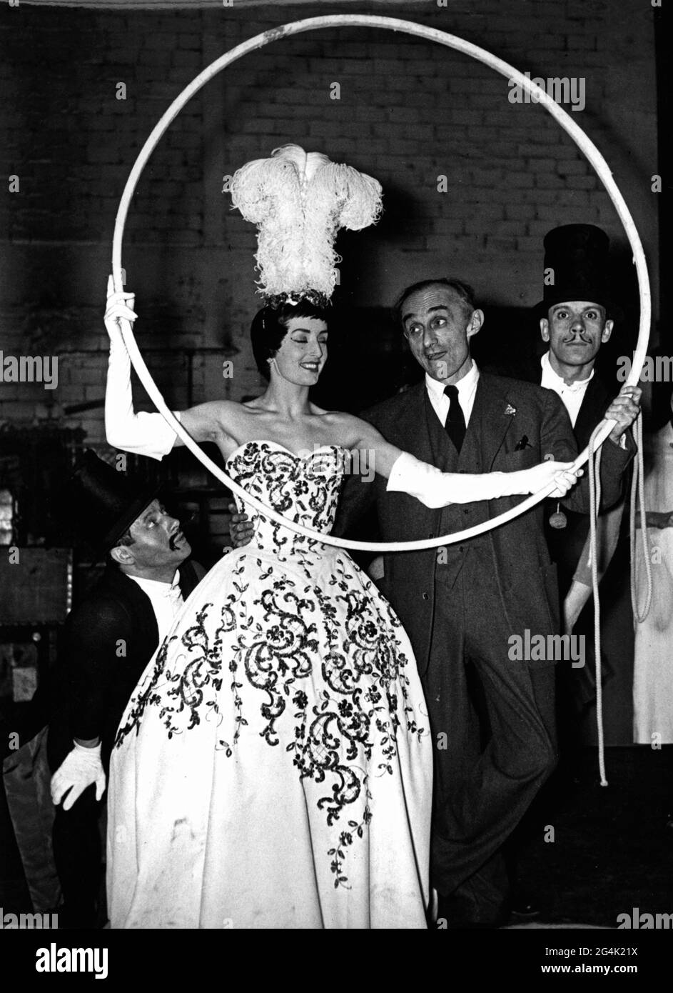 théâtre / théâtre, vaudeville, une danseuse avec un hula hoop, Théâtre de l'Empire, Paris, vers 1960, DROITS-SUPPLÉMENTAIRES-AUTORISATION-INFO-NON-DISPONIBLE Banque D'Images