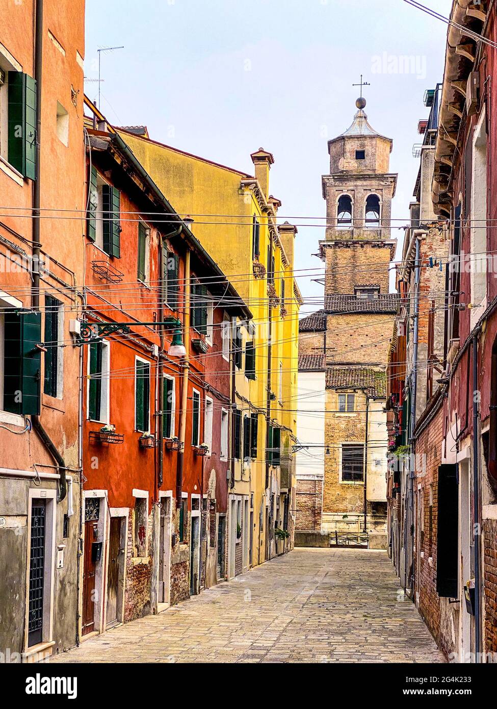 Photo colorée d'une petite rue pleine de files d'attente pour accrocher la blanchisserie à Venise, Italie. Pas de bateau, pas de personnes Banque D'Images