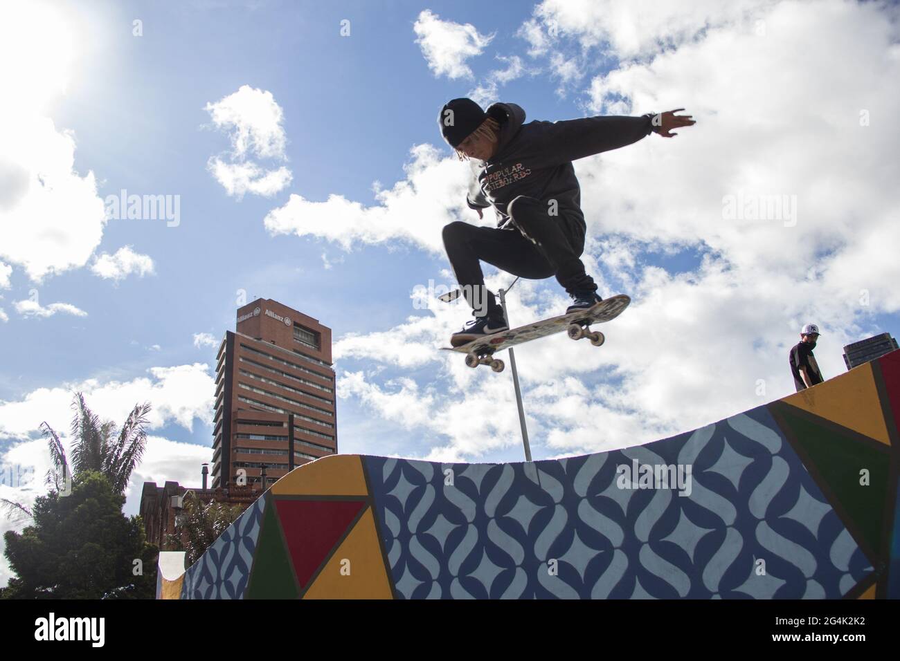 Un patineur effectue un tour en plus d'un arrêt de bus Transmilenio lors de la journée internationale de skateboard à Bogota, Colombie, le 21 juin 2021. Banque D'Images