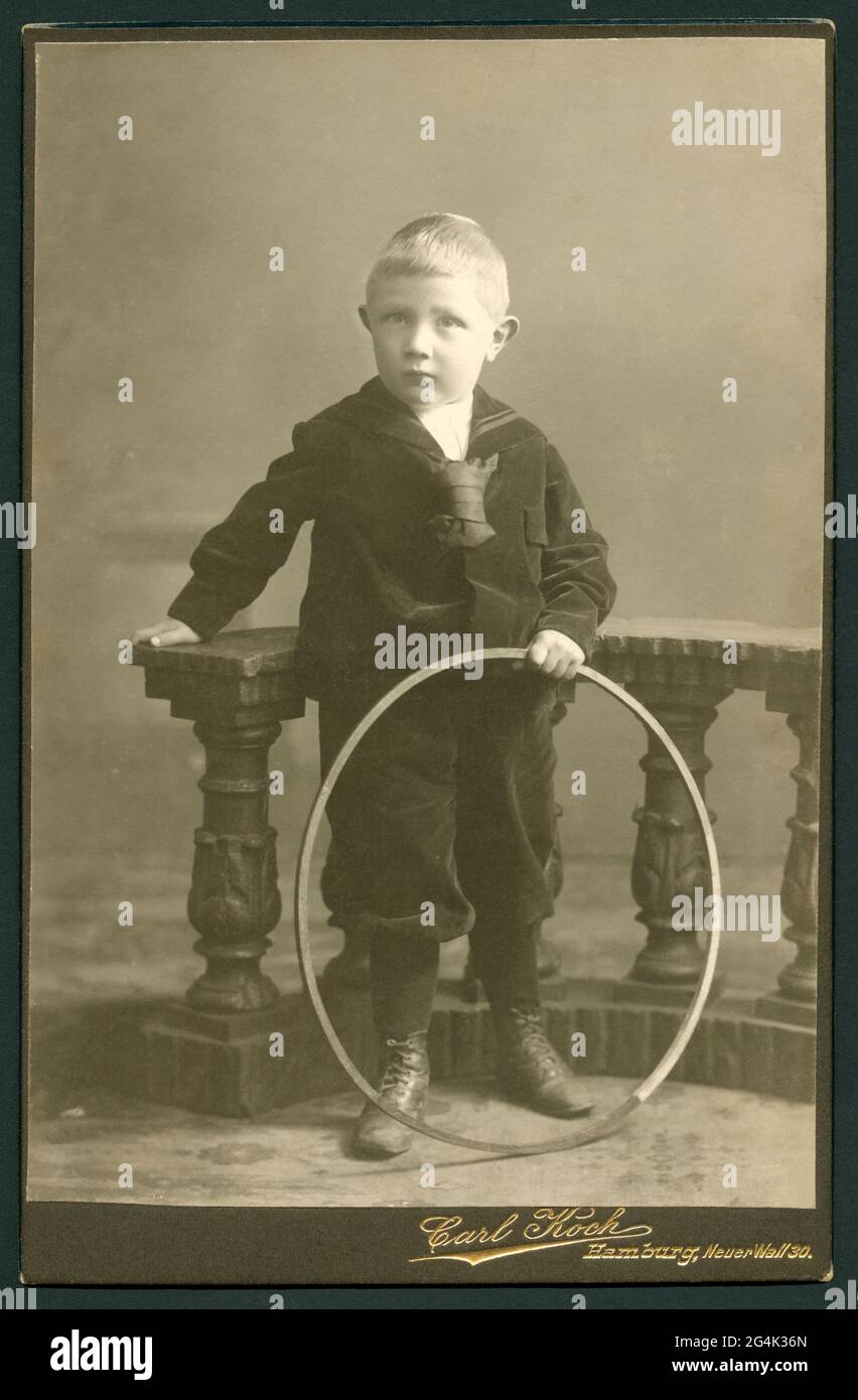 Allemagne, Hambourg, garçon avec un hula-hoop, photographie vers 1900, atelier Carl Koch, Hambourg. , INFO-AUTORISATION-DROITS-SUPPLÉMENTAIRES-NON-DISPONIBLE Banque D'Images