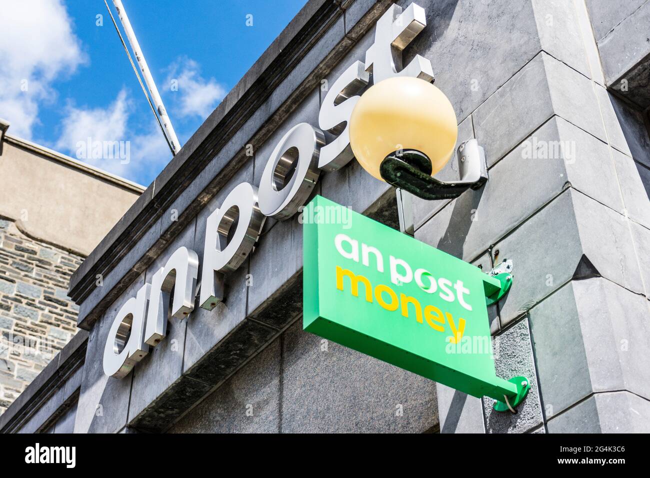 Un poste, bureau de poste - façade avec logo à Letterkeny, Comté de Donegal, Irlande Banque D'Images