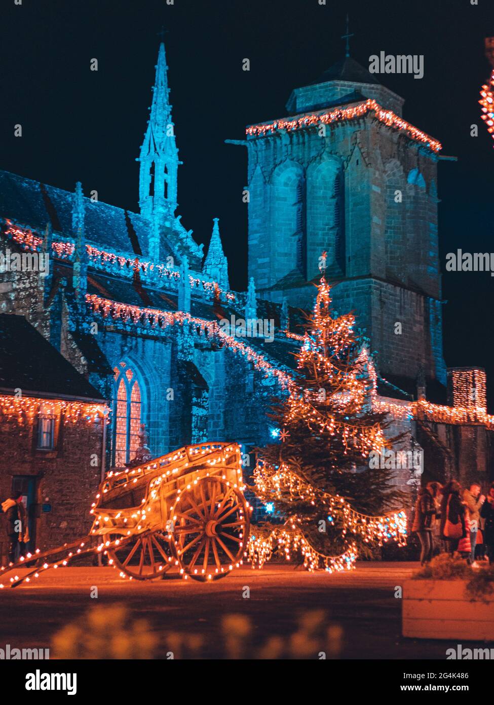Locronan (Bretagne, nord-ouest de la France), village portant le label  "village de caractère" ("petite cité de caractere") : illuminations de Noël  le mois de décembre Photo Stock - Alamy