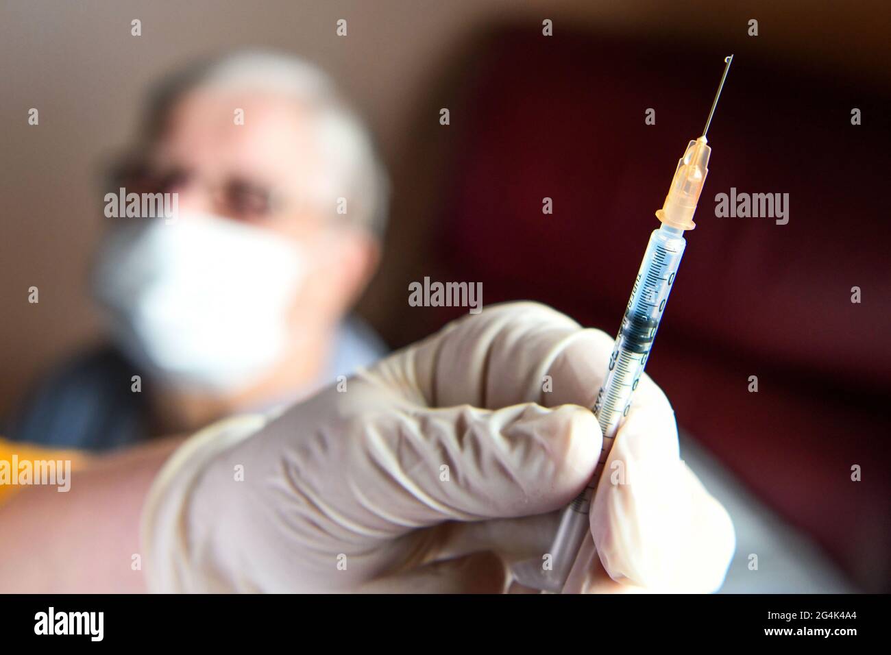 Aumale (nord de la France) le 9 janvier 2021 : campagne de vaccination contre le COVID 19 pour les résidents des foyers de soins, groupe prioritaire de la première phase. Vaccination Banque D'Images