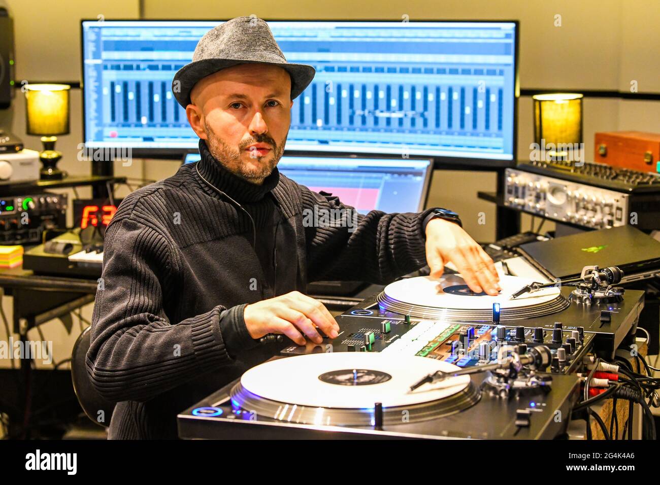 Cire tailleur, auteur-compositeur et producteur de trip hop. Portrait dans son studio à Vernon (nord de la France) le 5 janvier 2021 Banque D'Images