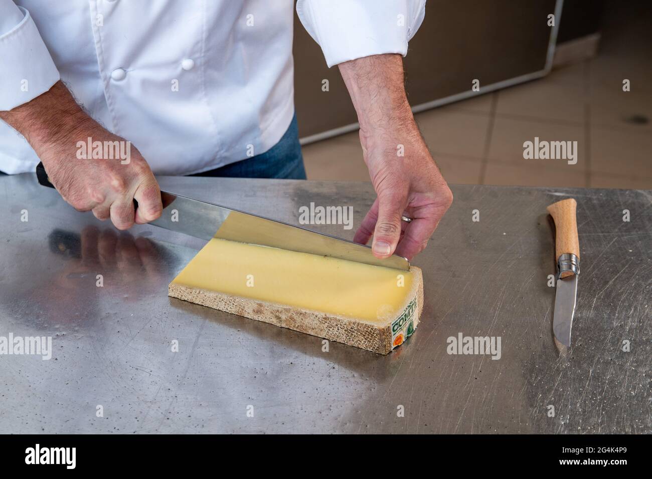 Gestes d'un cheesemaker: Coupe artistique de fromage pour créer des  bâtonnets de fromage Comte pour des repas spéciaux. Couteau Opinel Photo  Stock - Alamy
