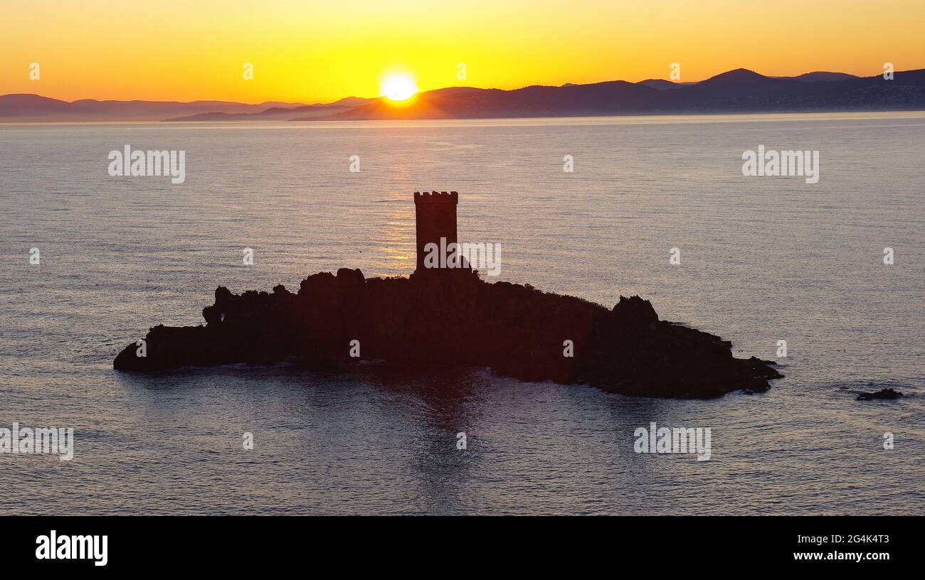 FRANCE, VAR (83), ESTEREL, DRAMONT, GOLDEN ISLAND AU COUCHER DU SOLEIL Banque D'Images FRANCE, VAR (83), ESTEREL, DRAMONT, GOLDEN ISLAND AU COUCHER DU SOLEIL Banque D'Images