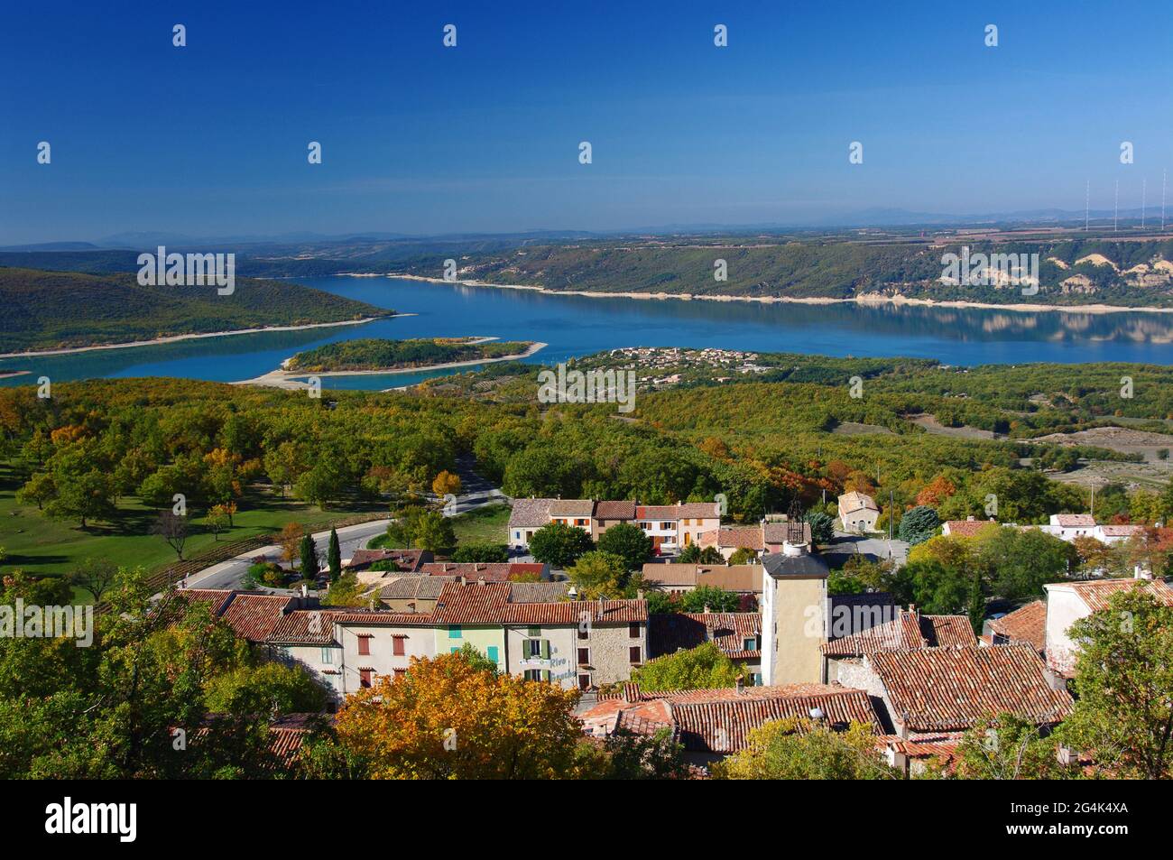 FRANCE. VAR (83), VILLAGE D'AIGUINES ET CHÂTEAU SURPLOMBANT LE LAC SAINTE CROIX, PARC NATUREL RÉGIONAL DU VERDON, HAUT VAR FRANCEDON Banque D'Images