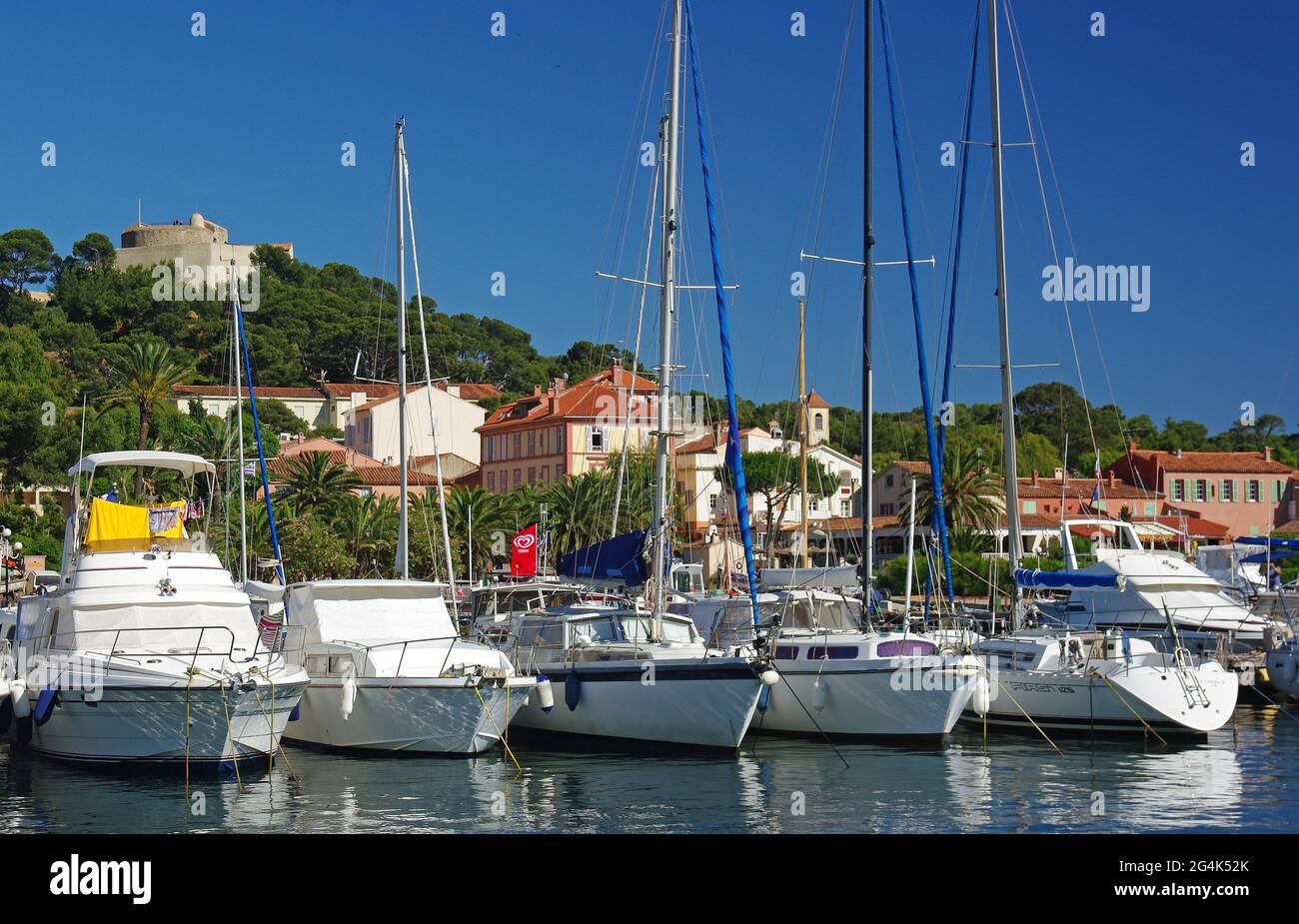 FRANCE. VAR (83) L'ÎLE DE PORQUEROLLES, LE PORT Banque D'Images
