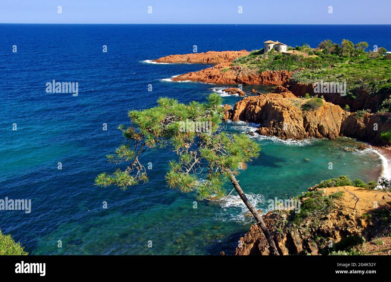 FRANCE. VAR (83) CÔTE D'ESTEREL, POINTE DU CAP ROUX, CORNICHE D'OR Banque D'Images