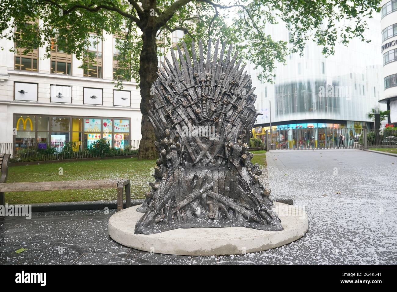 Le Trone De Fer De Game Of Thrones Est Devoile A Leicester Square Dans Le Centre De Londres Pour Marquer Le 10e Anniversaire Du Spectacle Le Trone Sera La 10e Statue Devoilee