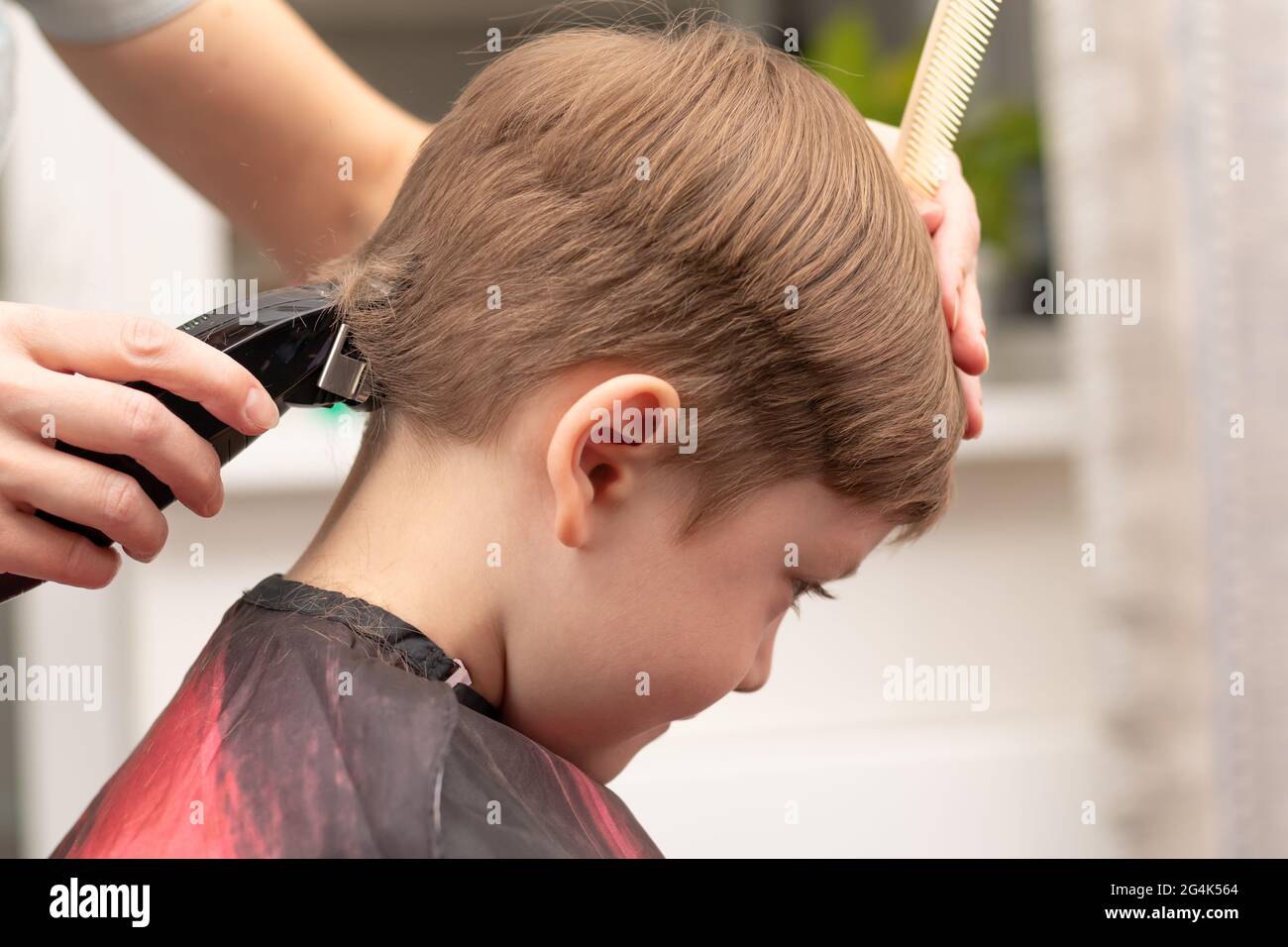 Jeune Maman Coiffeur Coupe Son Bebe Garcon A La Maison Avec Une Tondeuse A Cheveux Pendant La Quarantaine Foyer Selectif Portrait Photo Stock Alamy Jeune Maman Coiffeur Coupe Son Bebe Garcon A La Maison Avec Une Tondeuse A Cheveux Pendant La Quarantaine Foyer Selectif Portrait Photo Stock Alamy