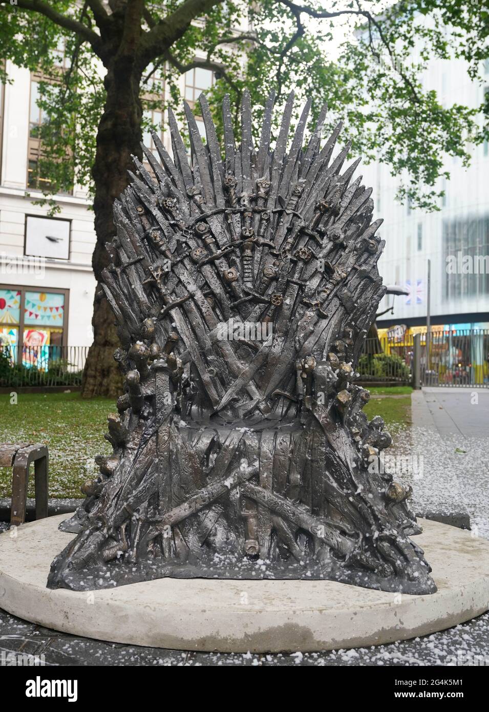 Le Trone De Fer De Game Of Thrones Est Devoile A Leicester Square Dans Le Centre De Londres Pour Marquer Le 10e Anniversaire Du Spectacle Le Trone Sera La 10e Statue Devoilee