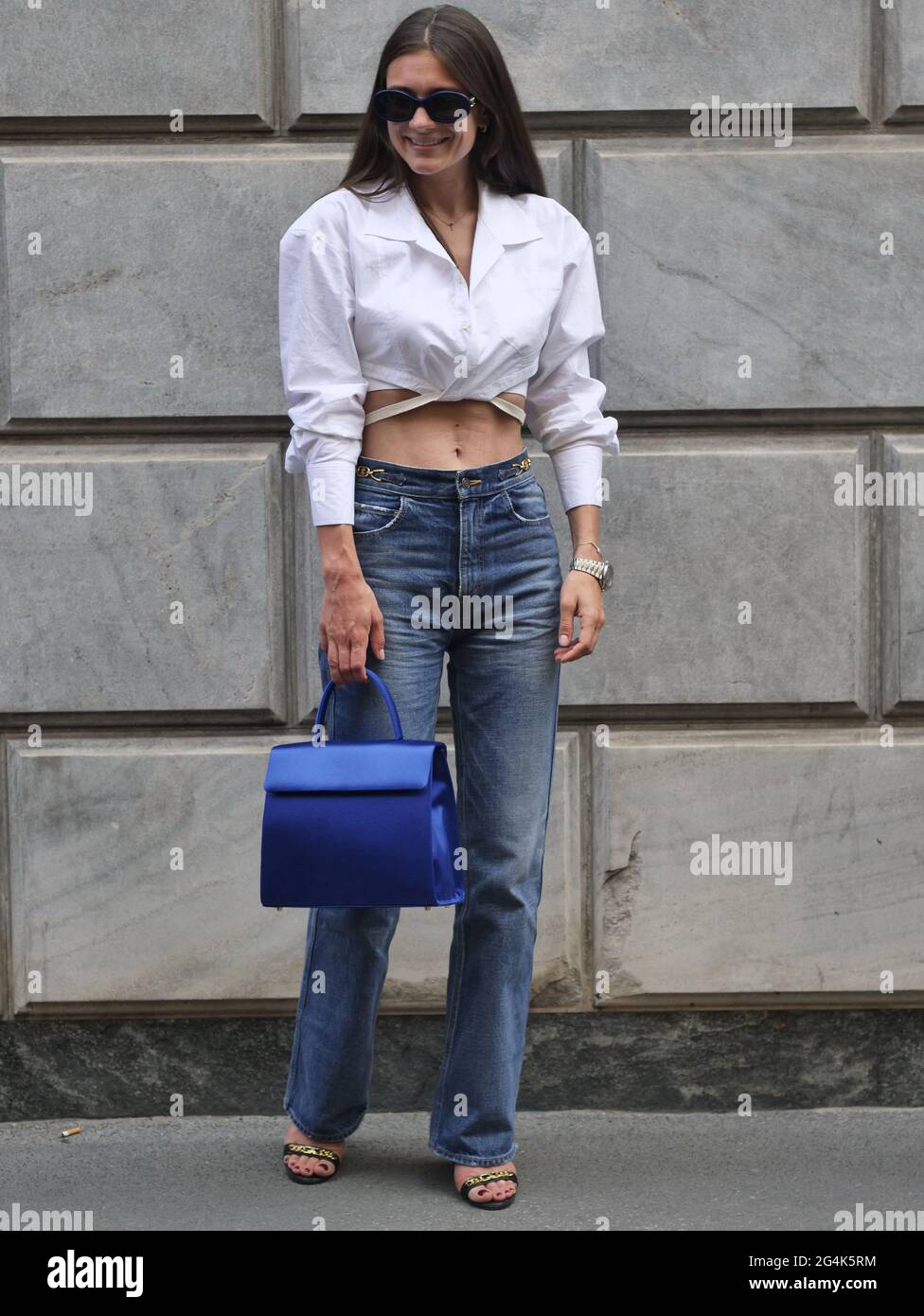 Tenue de style de rue de blogueur de mode avant le défilé de mode Armani pendant les collections de l'homme MFW 2021. Banque D'Images