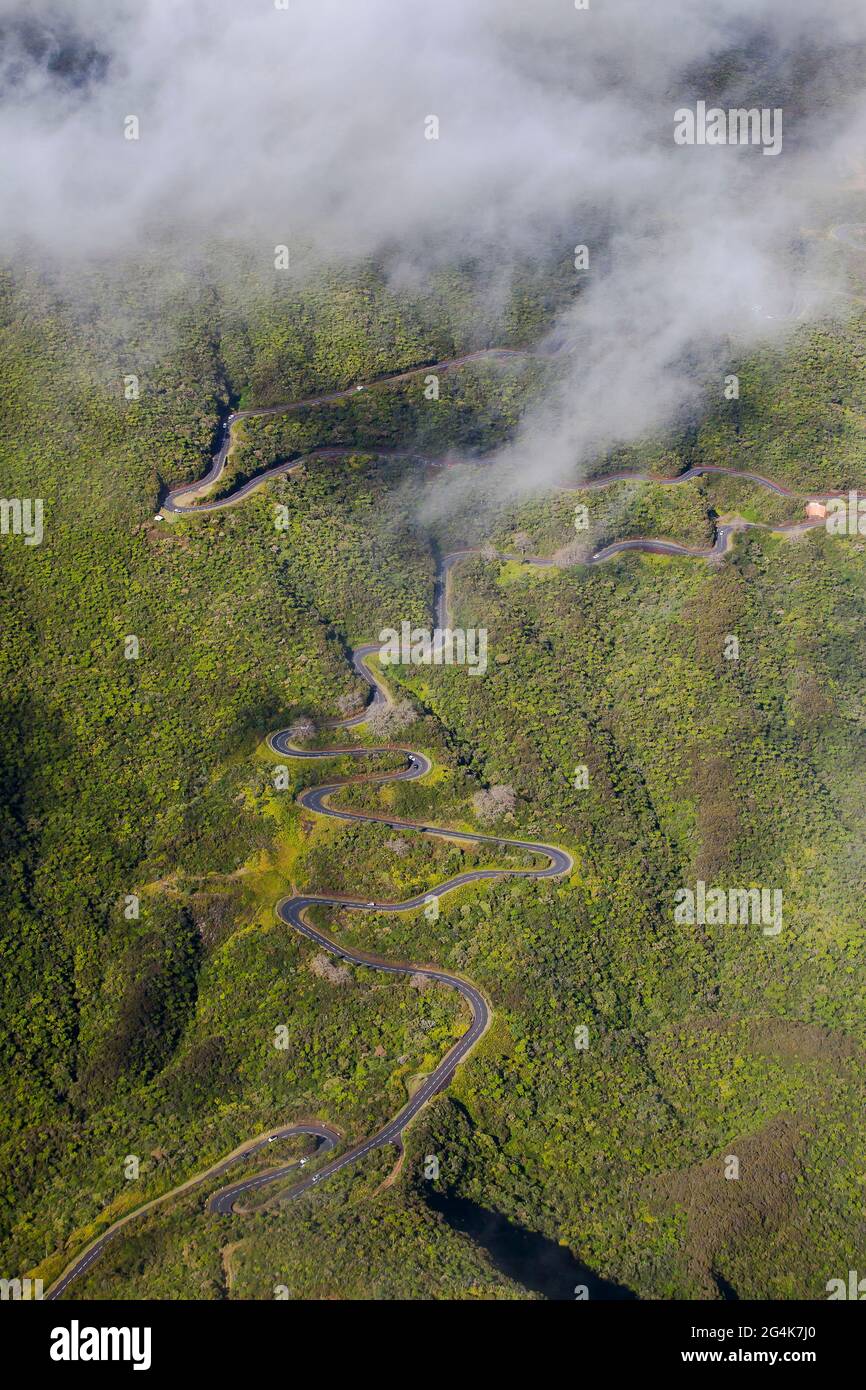 Ile de la Réunion: Vue aérienne d'une route avec des virages serrés au centre de l'île Banque D'Images