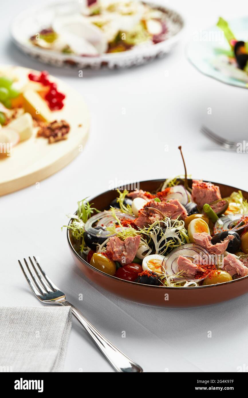 Salade niçoise de thon classique avec œuf, pommes de terre, s, tomates,  anchois, oignons et olives, sauce vinaigrette, service niçoise de l'auteur  Photo Stock - Alamy