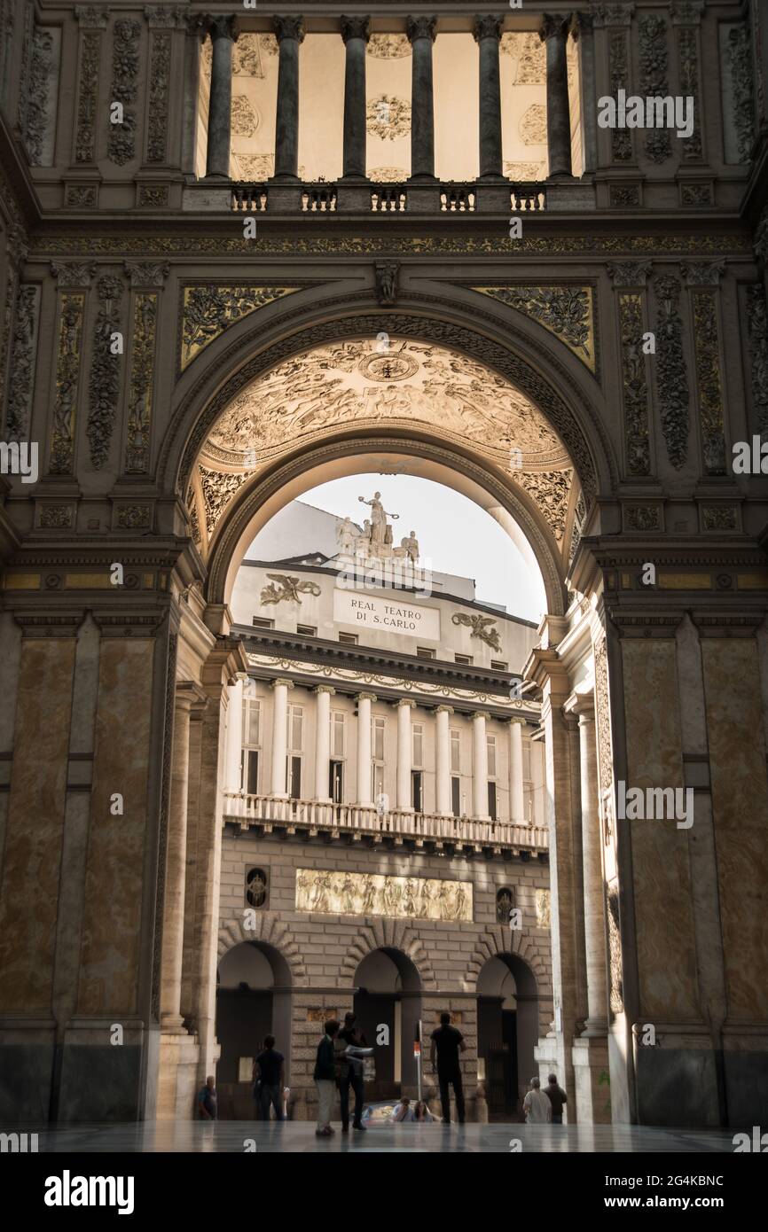 Vue sur le théâtre San Carlo depuis l'entrée de la Galleria Umberto, Naples, Campanie, Italie, Europe Banque D'Images