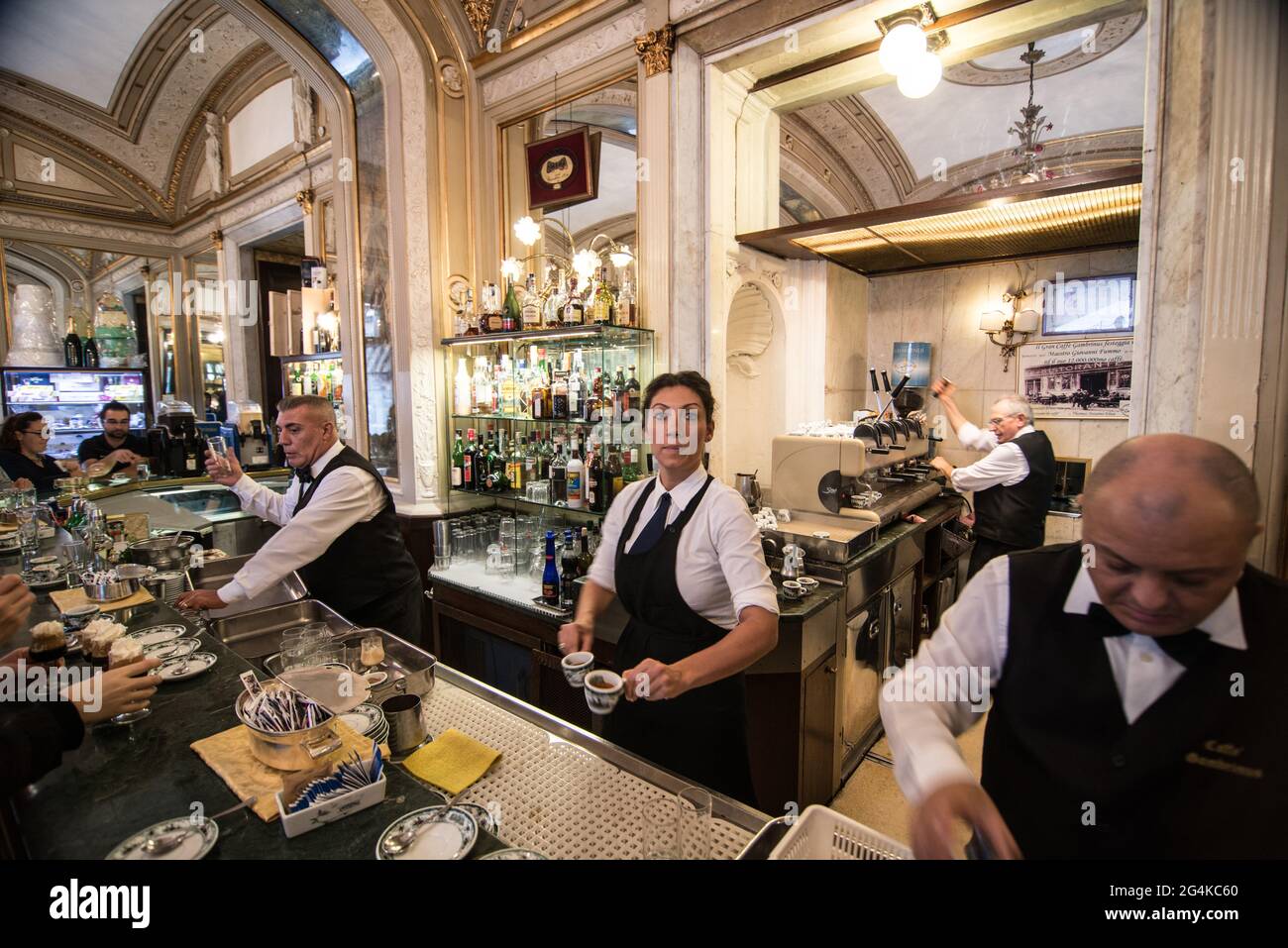 Café historique Gambrinus, place Plebiscito, Naples, Campanie, Italie, Europe Banque D'Images