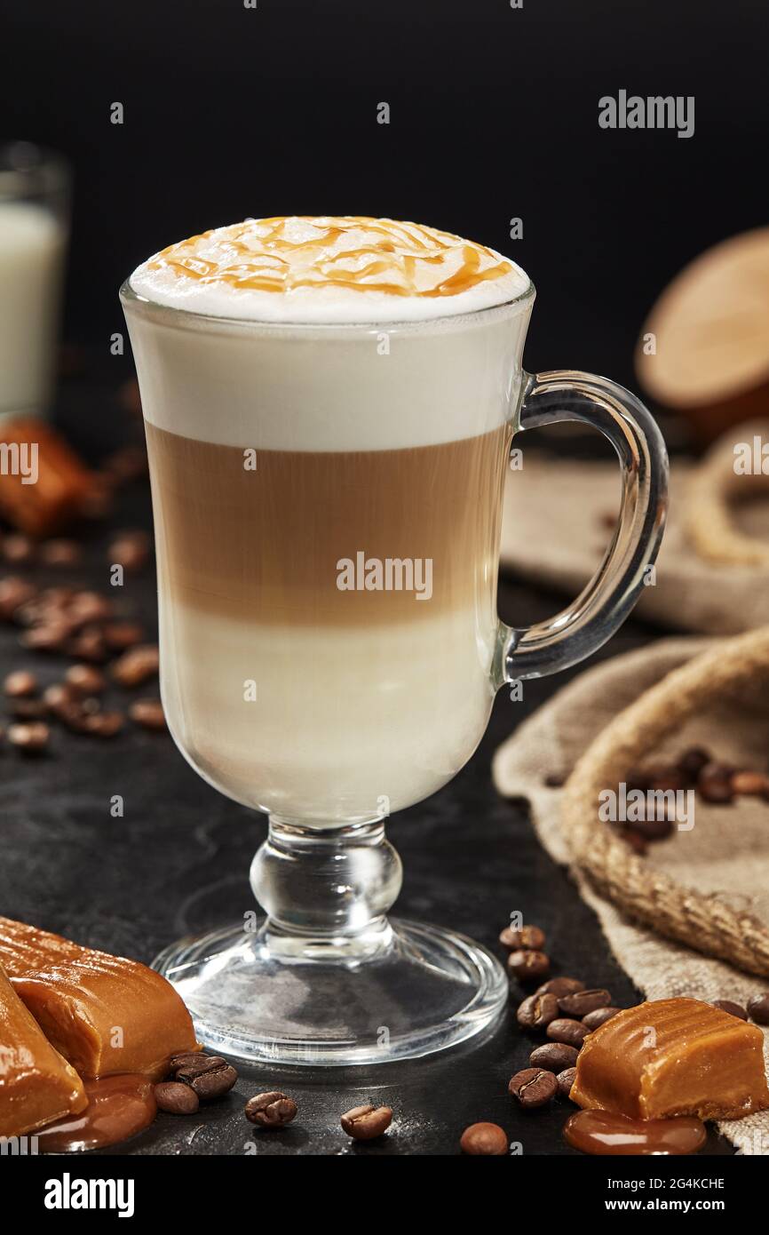 Tasse en verre de délicieux latte macchiato au sirop de caramel Photo Stock  - Alamy