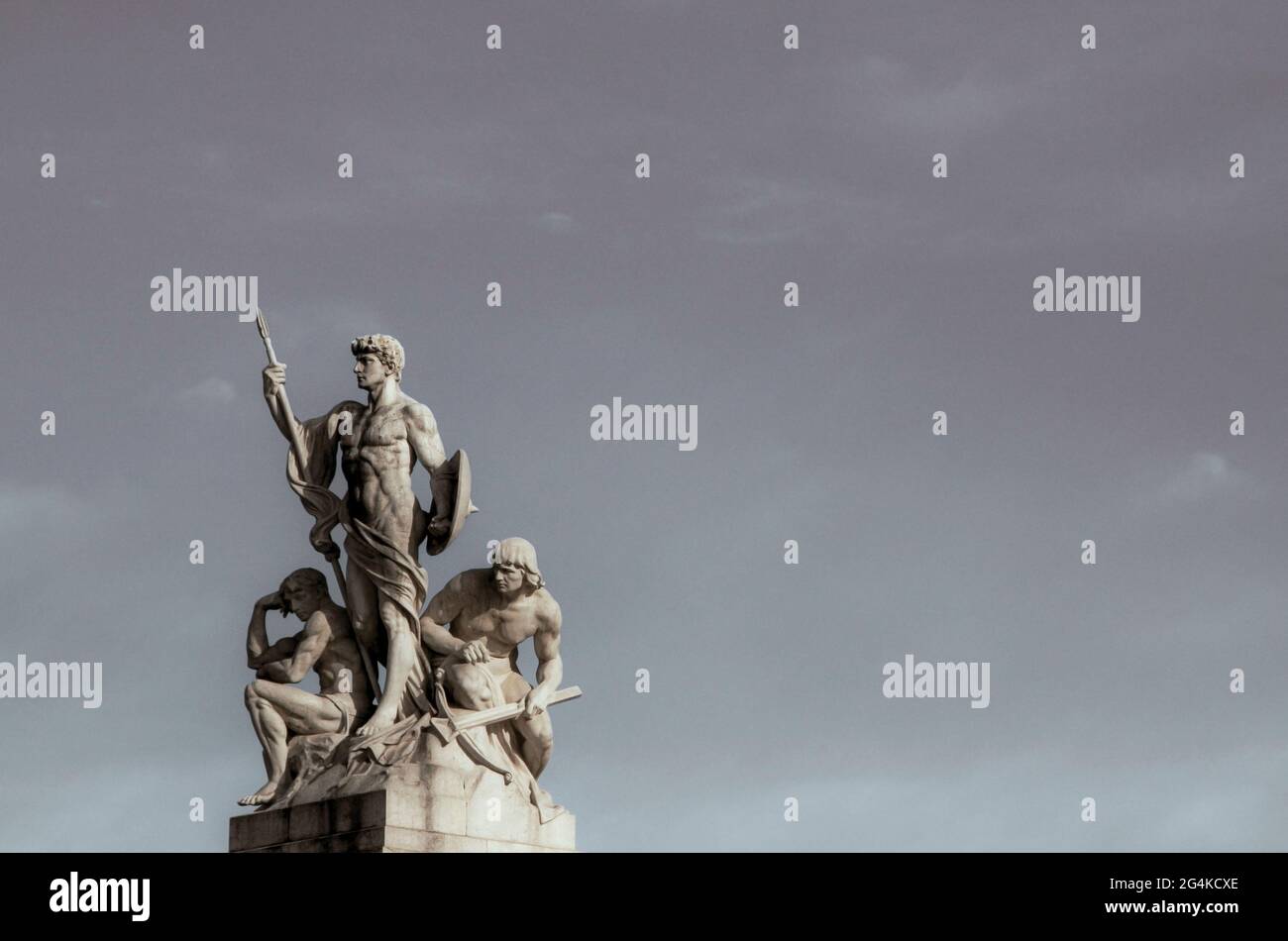Statue masculine sur une place de Rome, Italie Banque D'Images