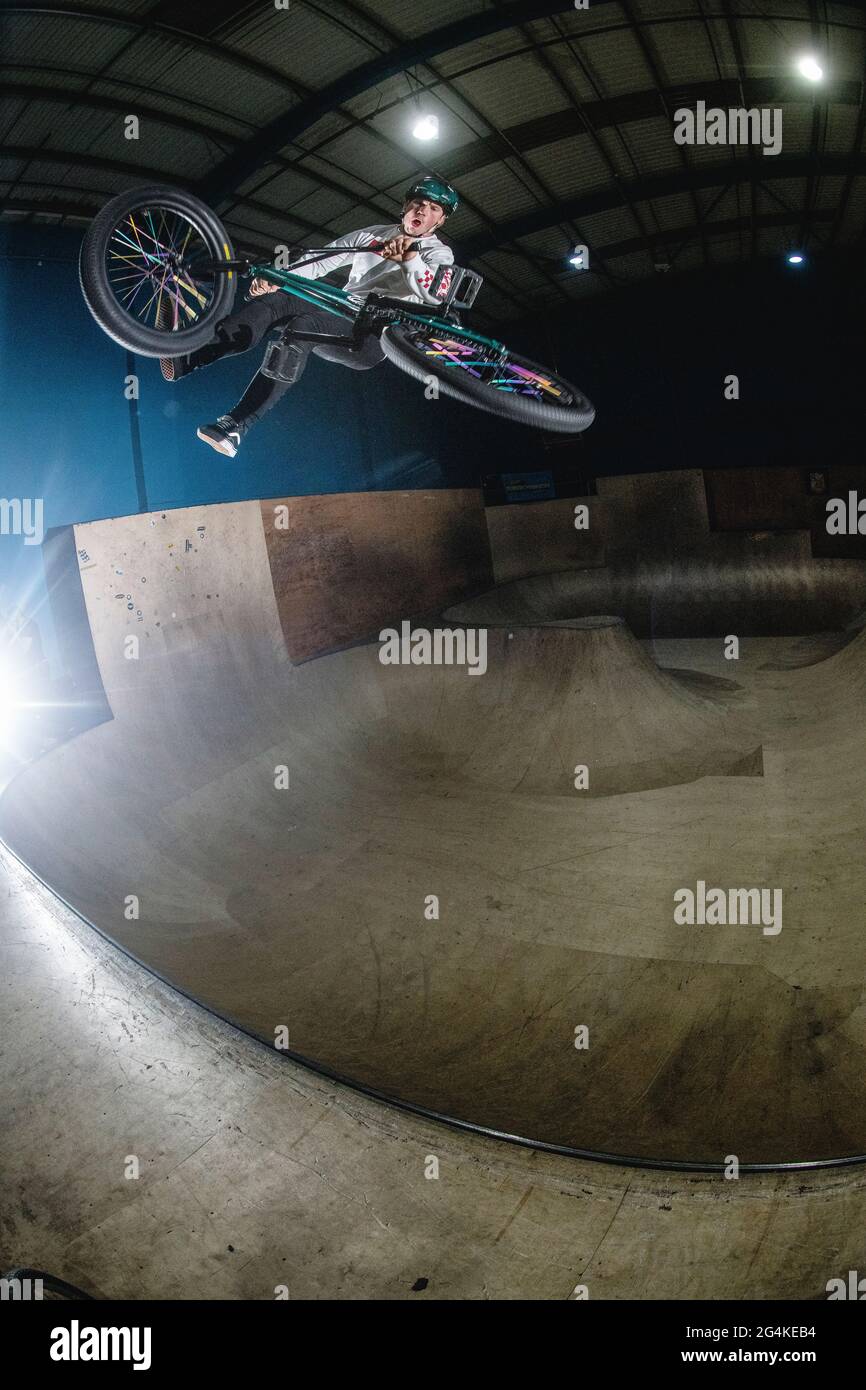 Jamie Jones, BMX Freestyle Tokyo Olympics espoir de Swansea au Royaume-Uni. En photo, à Ramp World à Cardiff. Banque D'Images