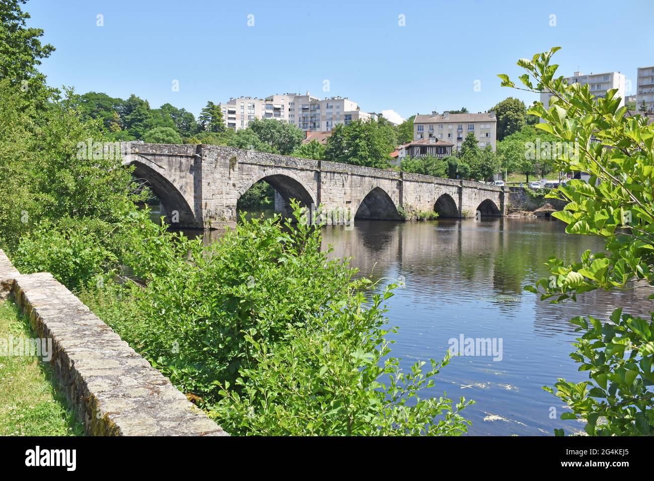 Le Pont (pont) Saint-Martial au-dessus de la Vienne à Limoges, France, construit c1205 sur les fondations d'un pont romain, par Henri II, roi d'Angleterre Banque D'Images