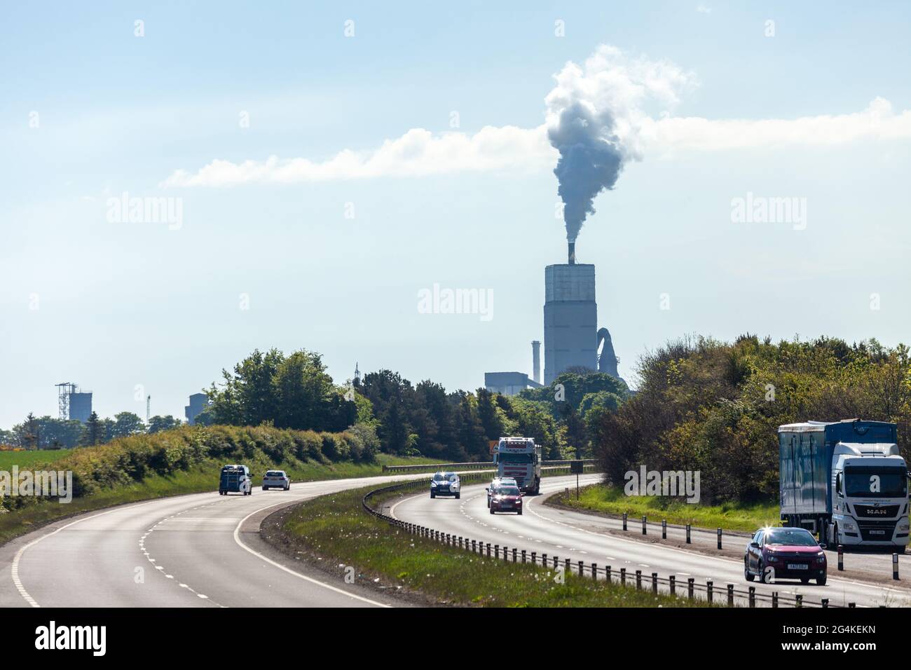 Usine de ciment tarmac vue de près de Dunbar avec l'A1 au premier plan Banque D'Images