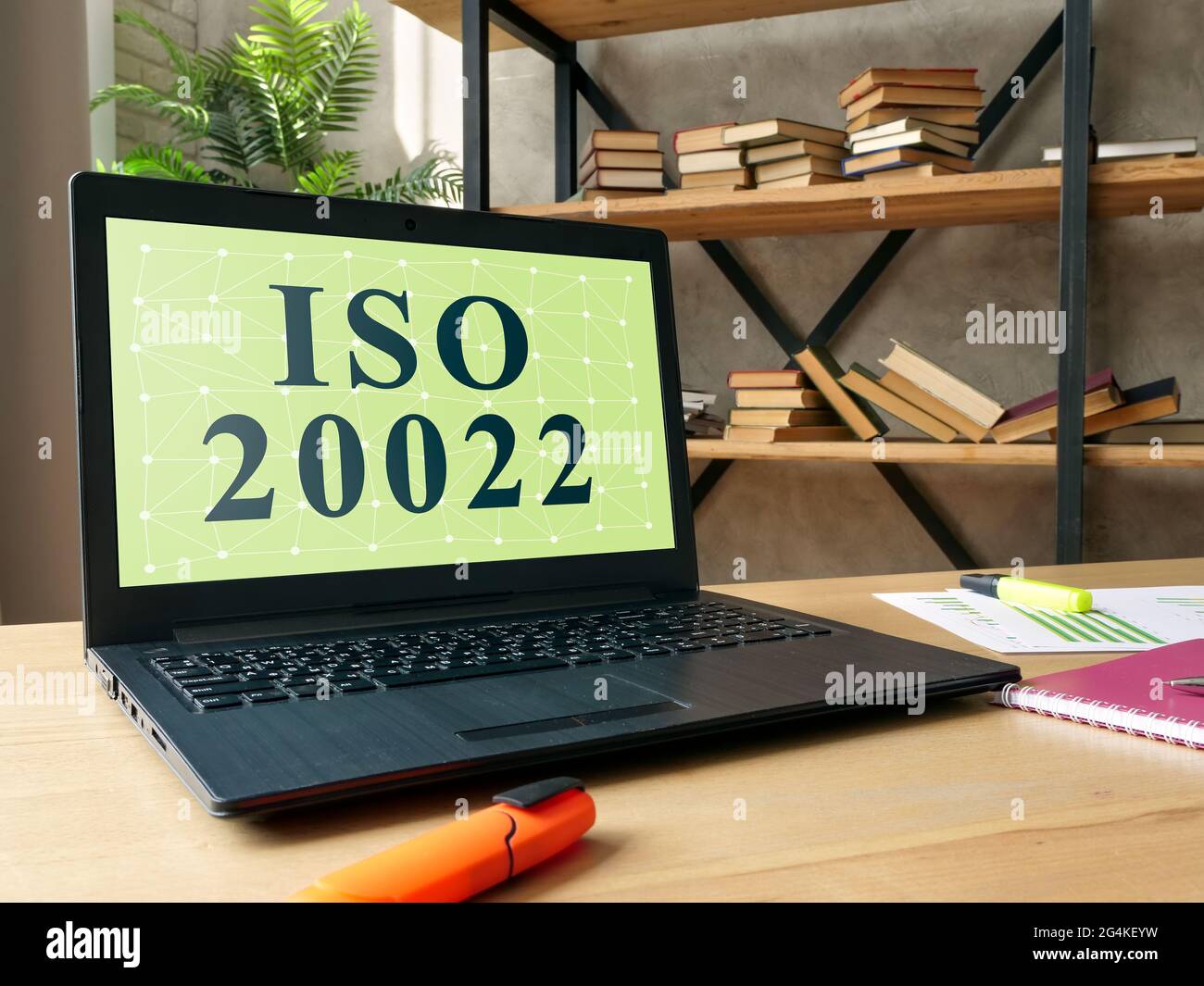 Ordinateur portable contenant des informations sur la norme ISO 20022 pour la messagerie des paiements. Banque D'Images