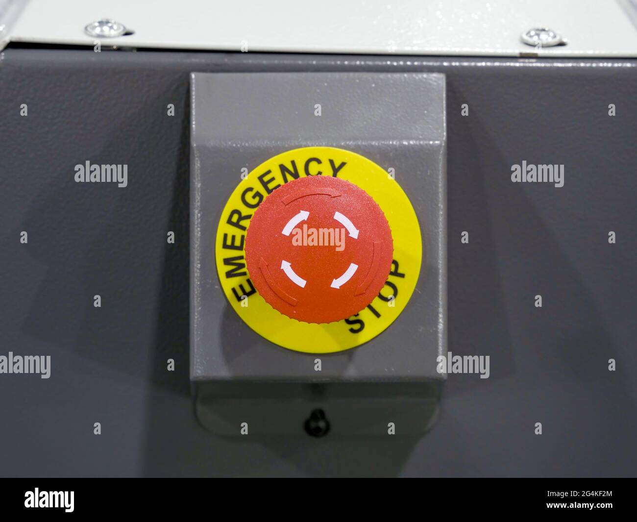 Bouton rouge Arrêt d'urgence sur l'équipement industriel. Concept de terminaison et d'arrêt. Banque D'Images