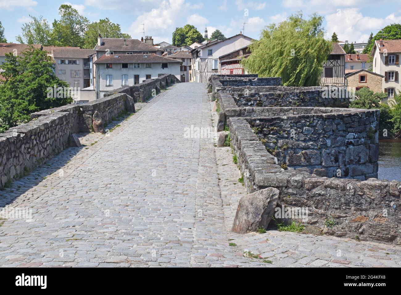 Le Pont (pont) Saint-Martial au-dessus de la Vienne à Limoges, France, construit c1205 sur les fondations d'un pont romain, par Henri II, roi d'Angleterre Banque D'Images