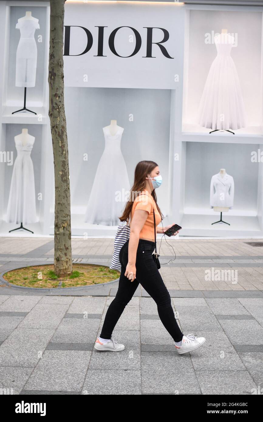 Vue extérieure des nouveaux HQ de Dior en cours de rénovation sur les  champs Elysées le 22 juin 2021 à Paris, France. Dior occupe un nouveau site  sur l'avenue des champs-Elysées, mais