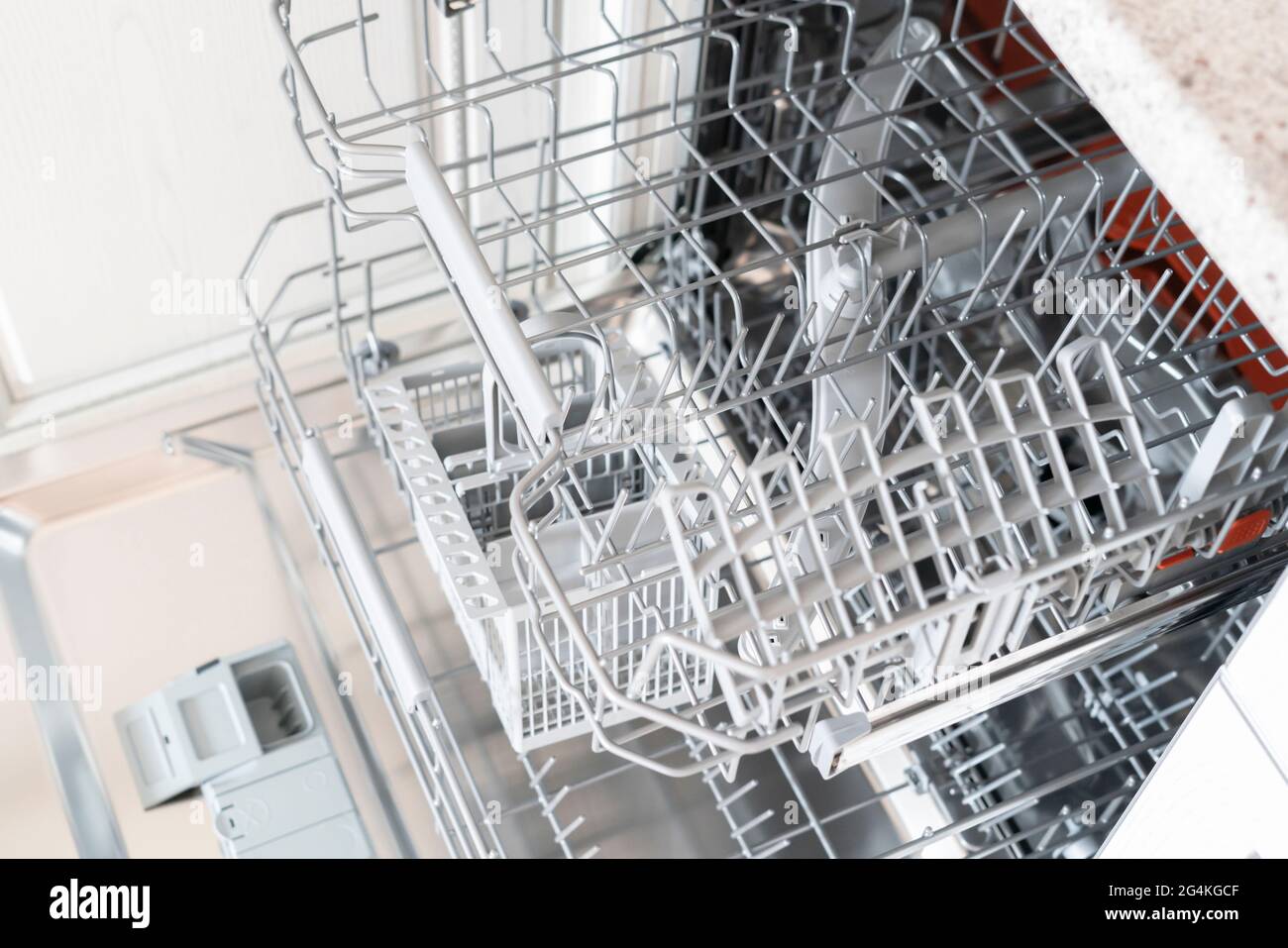 nouveau lave-vaisselle vide ouvert dans la cuisine Photo Stock - Alamy