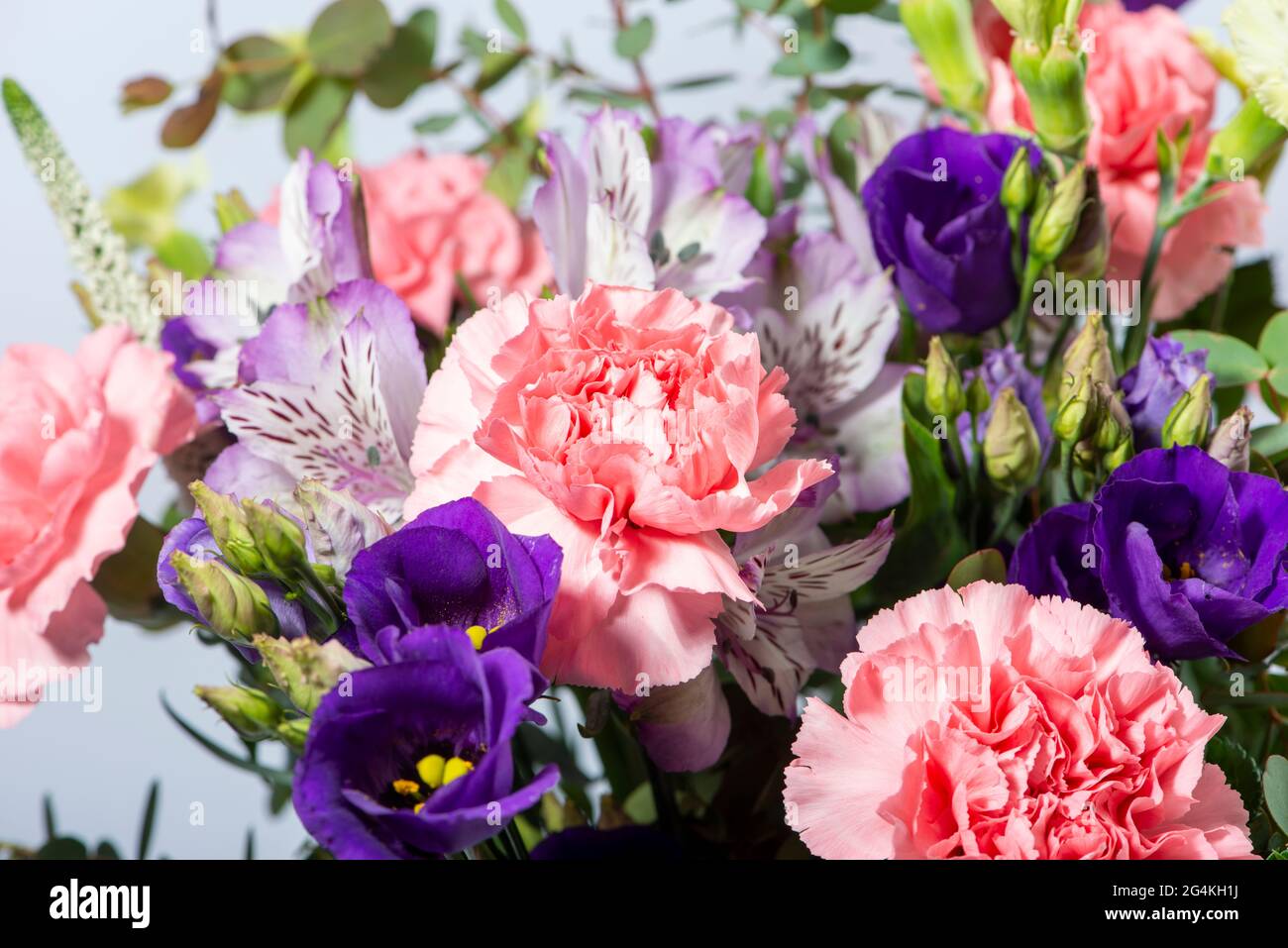 Bouquet de fleurs aux œillets, Alstroemeria et Eustoma. Gros plan. Banque D'Images