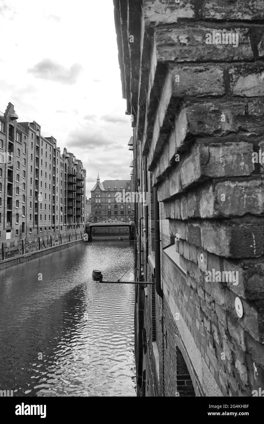 Plan vertical en niveaux de gris de vieilles briques dans un bâtiment à Speicherstadt, Hambourg, Allemagne Banque D'Images