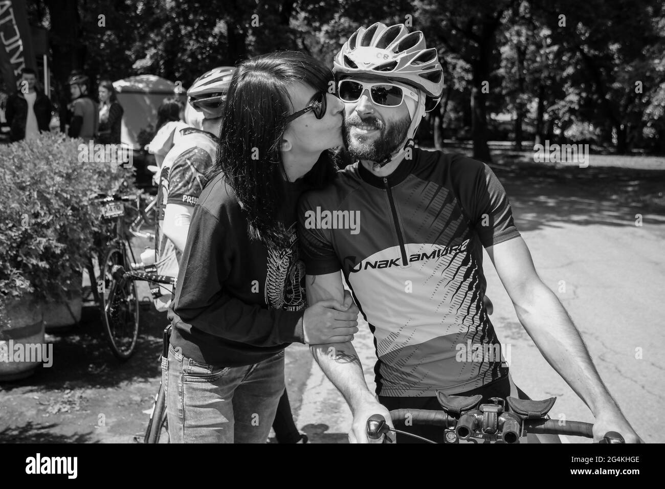 Belgrade, Serbie, 13 mai 2017 : une femme embrassant un cycliste après la course (B/W) Banque D'Images