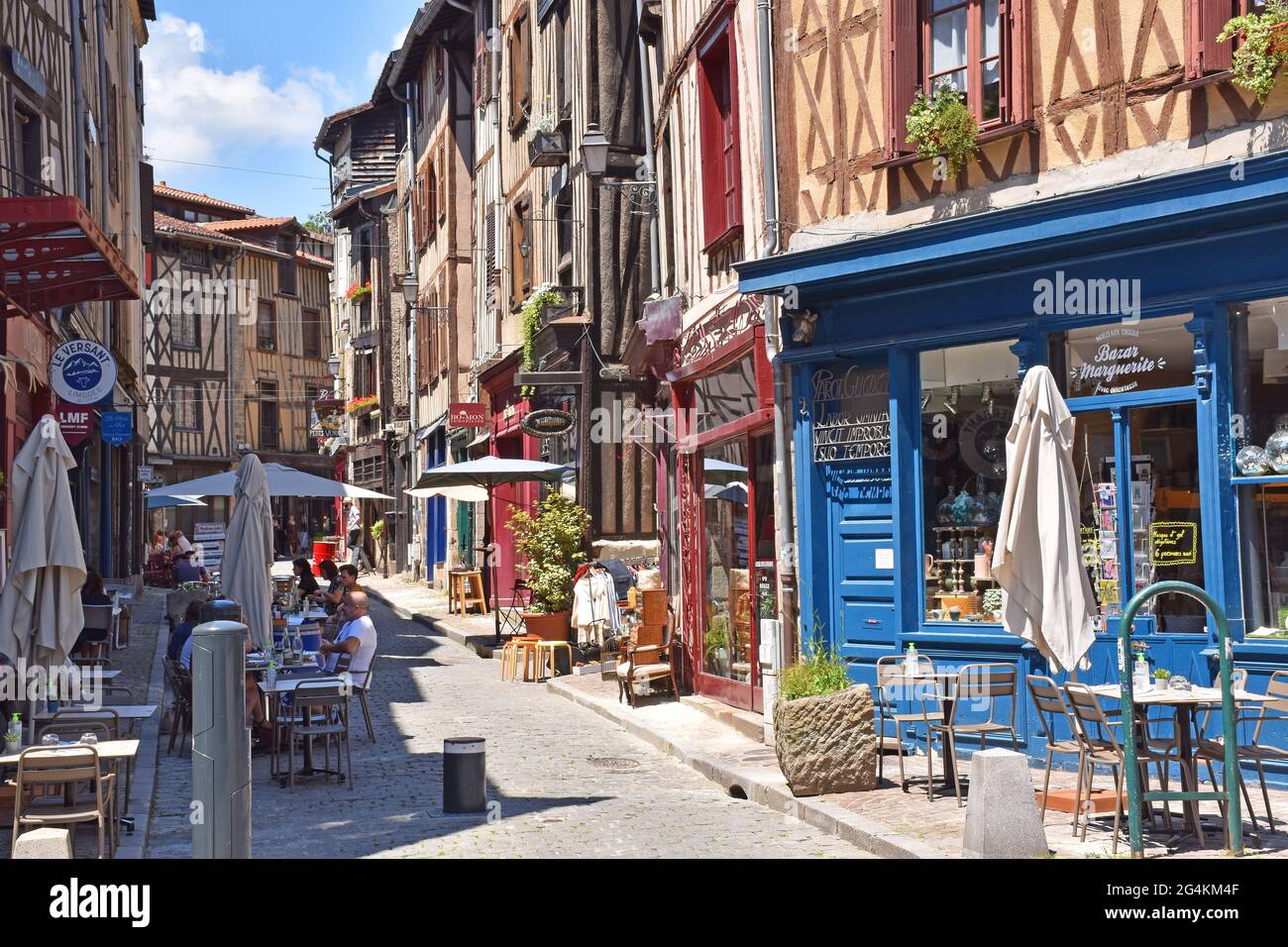Maisons médiévales restaurées dans la rue de la Boucherie, à Limoges, France, les anciens shambles, quartier des bouchers, aujourd'hui occupé par des restaurants, des boutiques, etc Banque D'Images