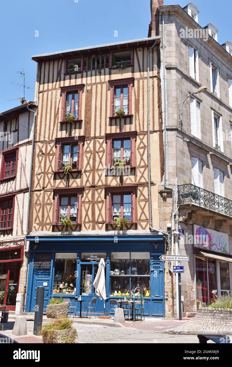 Maisons médiévales restaurées dans la rue de la Boucherie, à Limoges, France, les anciens shambles, quartier des bouchers, aujourd'hui occupé par des restaurants, des boutiques, etc Banque D'Images