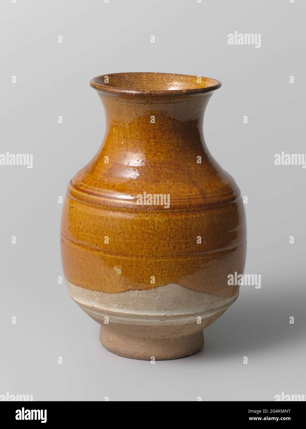Vase en grès à corps sphérique et large col d'épandage, recouvert d'une  boue blanche et partiellement d'un vernis jaune ocre. Le ventre est fermé  en haut et en bas par une