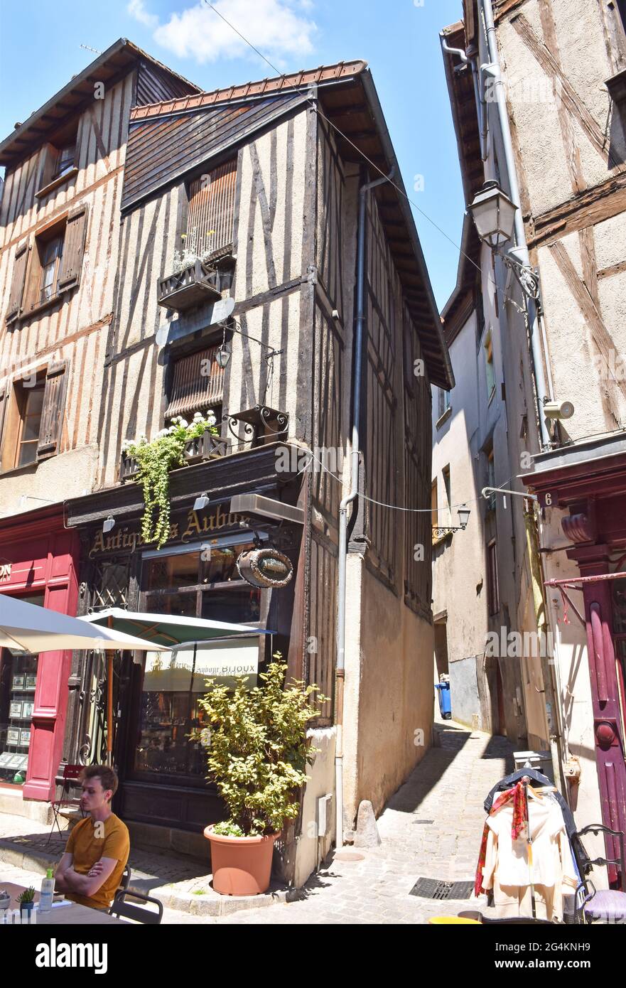 Maisons médiévales restaurées dans la rue de la Boucherie, à Limoges, France, les anciens shambles, quartier des bouchers, aujourd'hui occupé par des restaurants, des boutiques, etc Banque D'Images