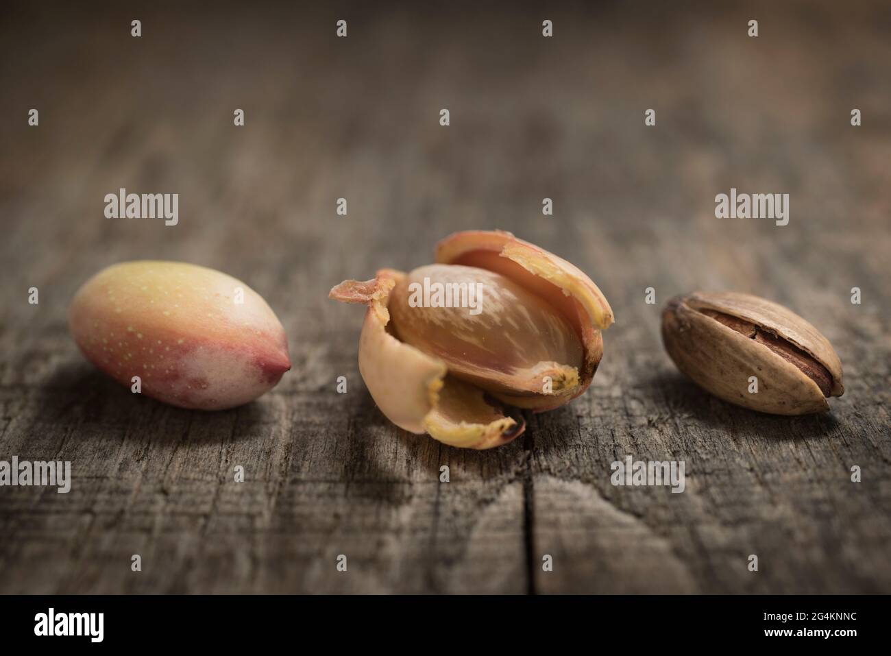 Pistache avec husk de Bronte Sicile sur bois Banque D'Images