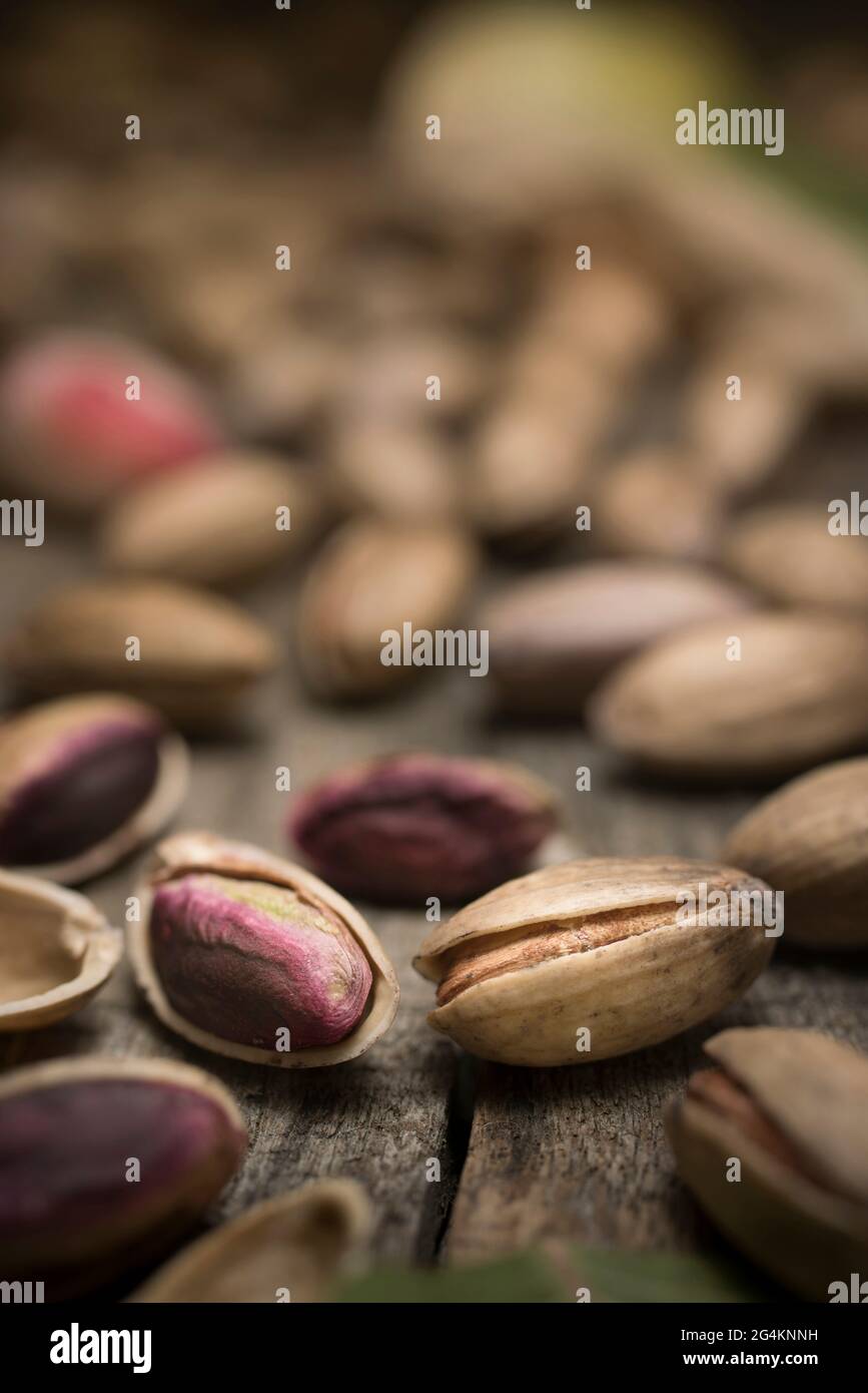 Vous venez de cueillier des pistaches du Bronte Sicily sur bois Banque D'Images
