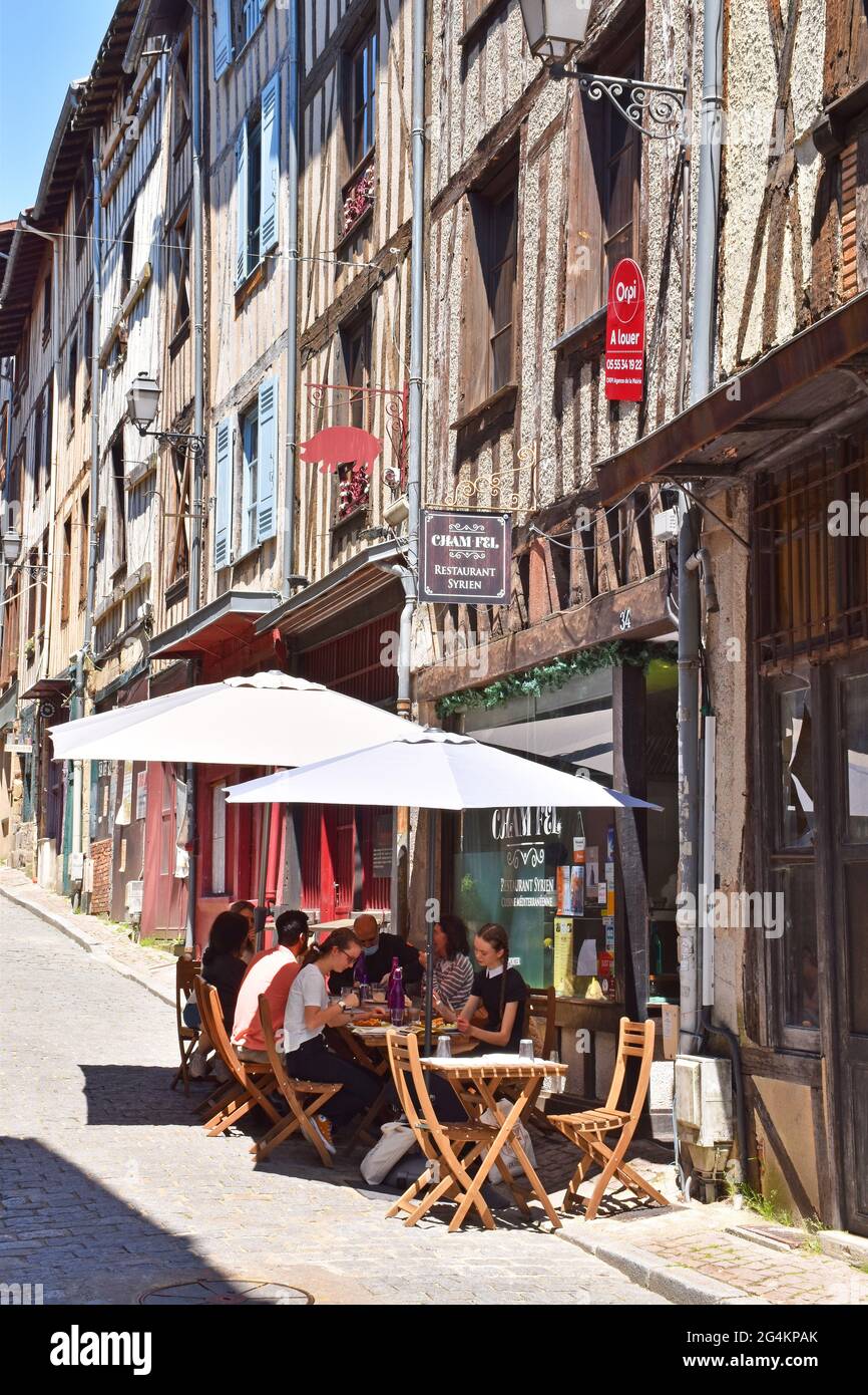Maisons médiévales restaurées dans la rue de la Boucherie, à Limoges, France, les anciens shambles, quartier des bouchers, aujourd'hui occupé par des restaurants, des boutiques, etc Banque D'Images