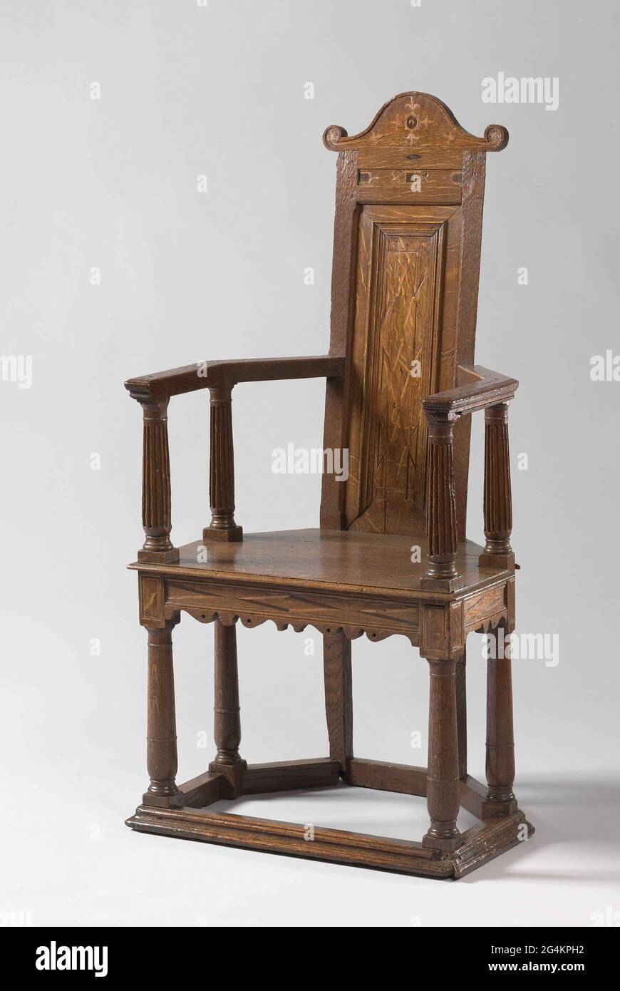 Les chaises séparées sont entrées en usage général seulement au XVIe  siècle. Au départ, ils étaient des objets solides. Cette chaise est de type  transitoire car les jambes ne touchent toujours