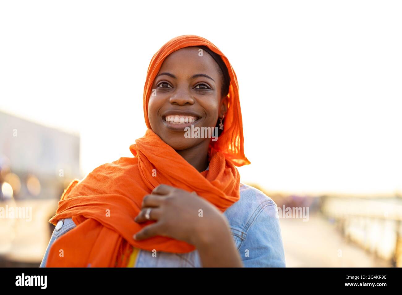 Jeune femme en hijab à l'extérieur au coucher du soleil Banque D'Images