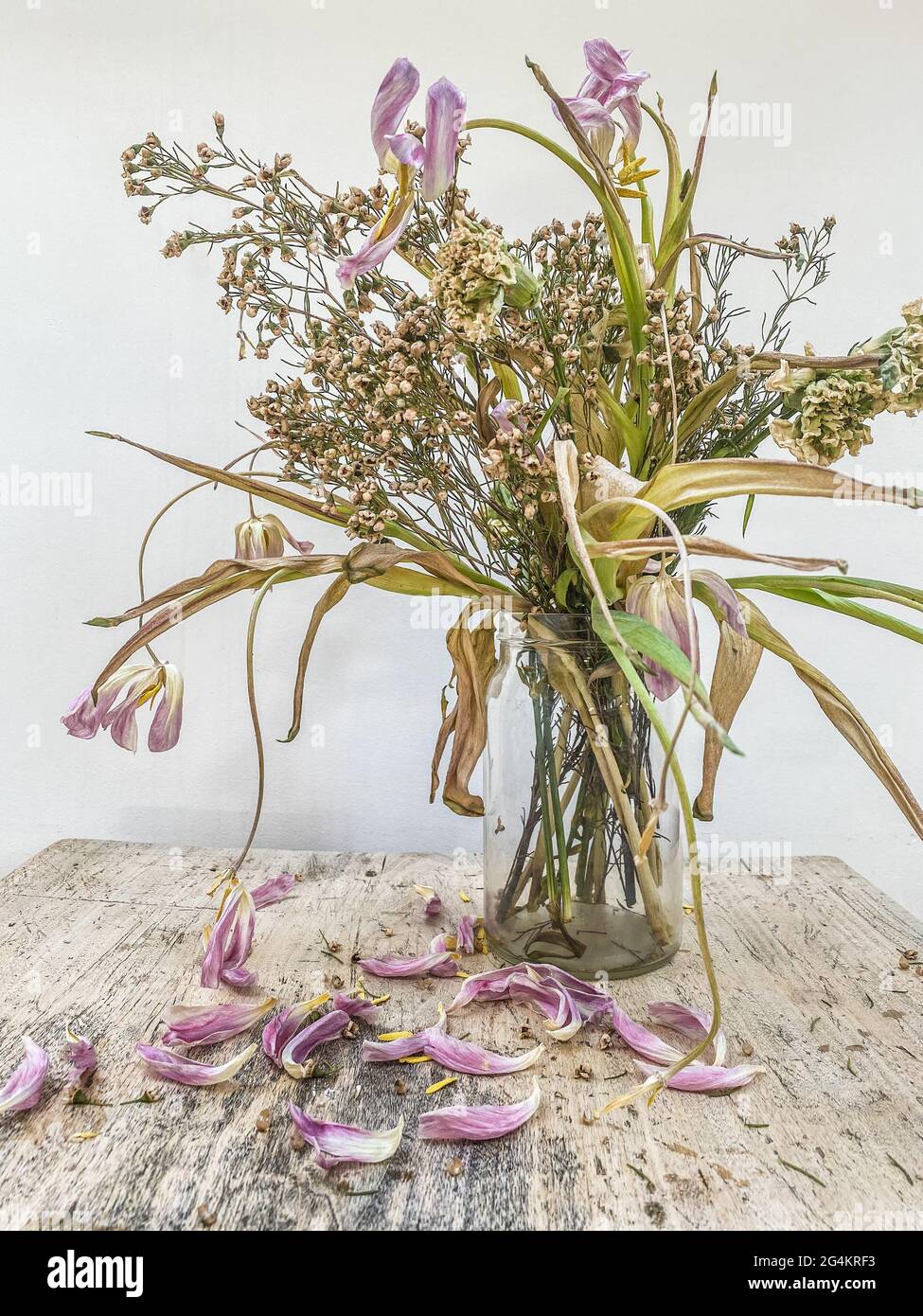 Bouquet de fleurs sauvages dans un vase en verre clair, Vintage filtré Banque D'Images