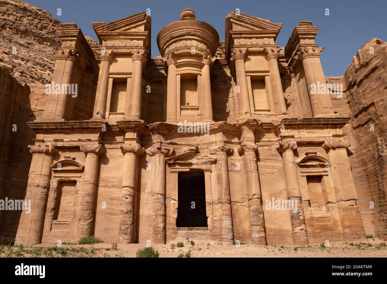 Ad Deir, connu sous le nom de « Monastère », est un bâtiment monumental sculpté dans la roche de l'ancienne ville jordanienne de Pétra. Jordanie Banque D'Images